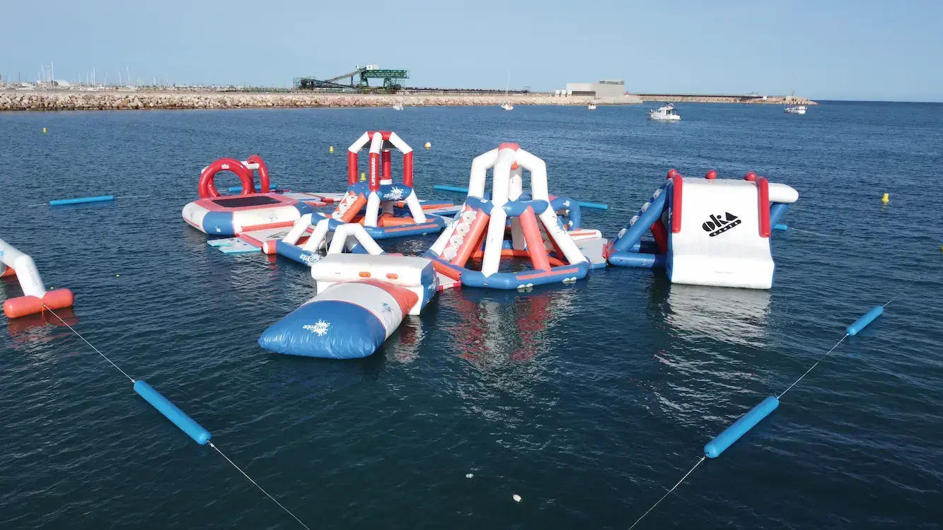 Parque acuático sobre el mar